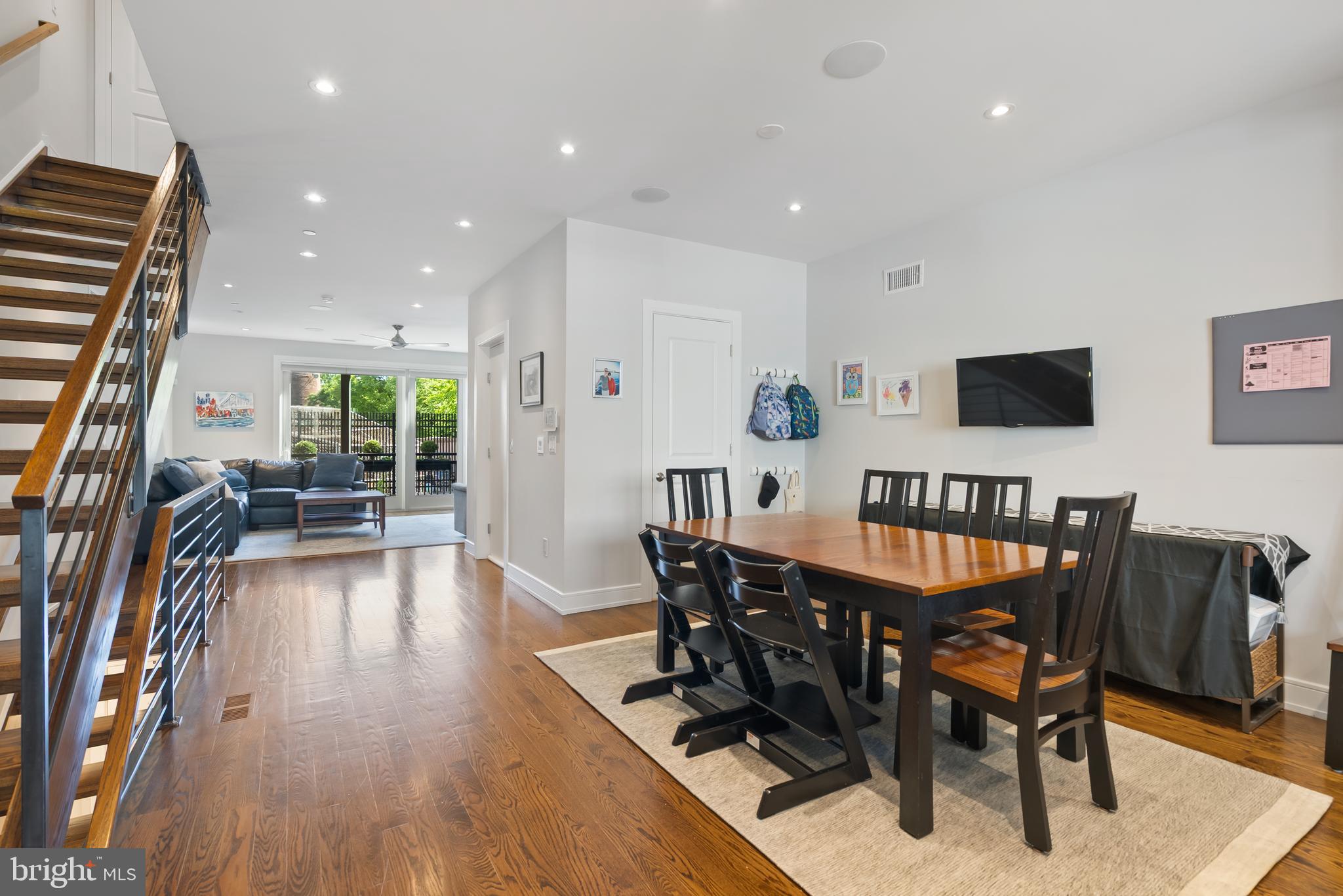 QUEEN VILLAGE - Residential