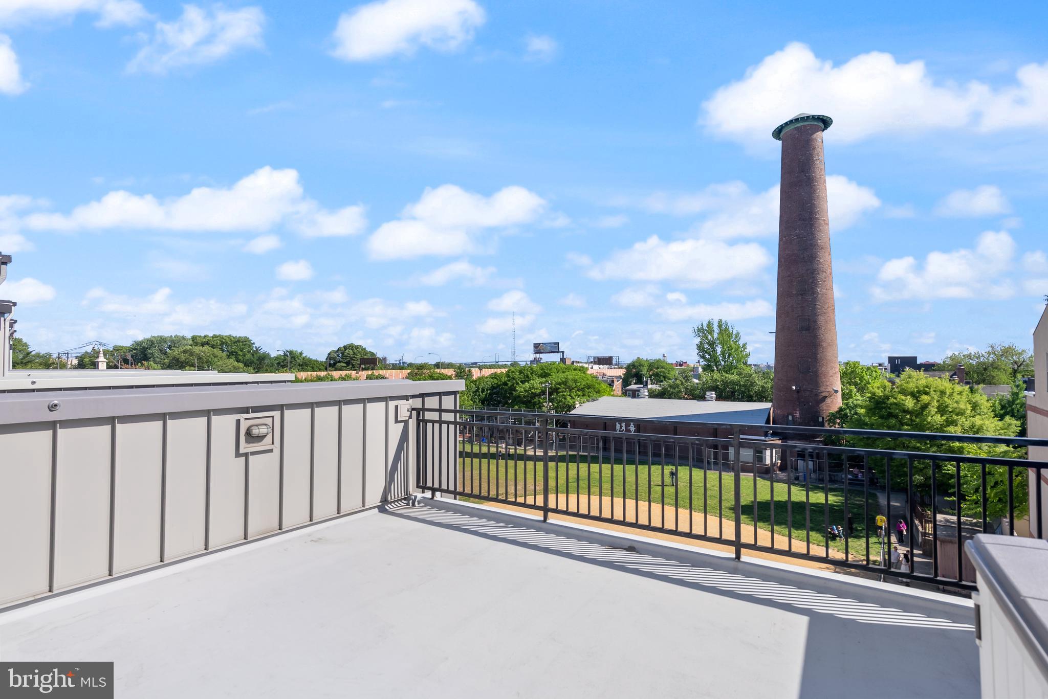 QUEEN VILLAGE - Residential