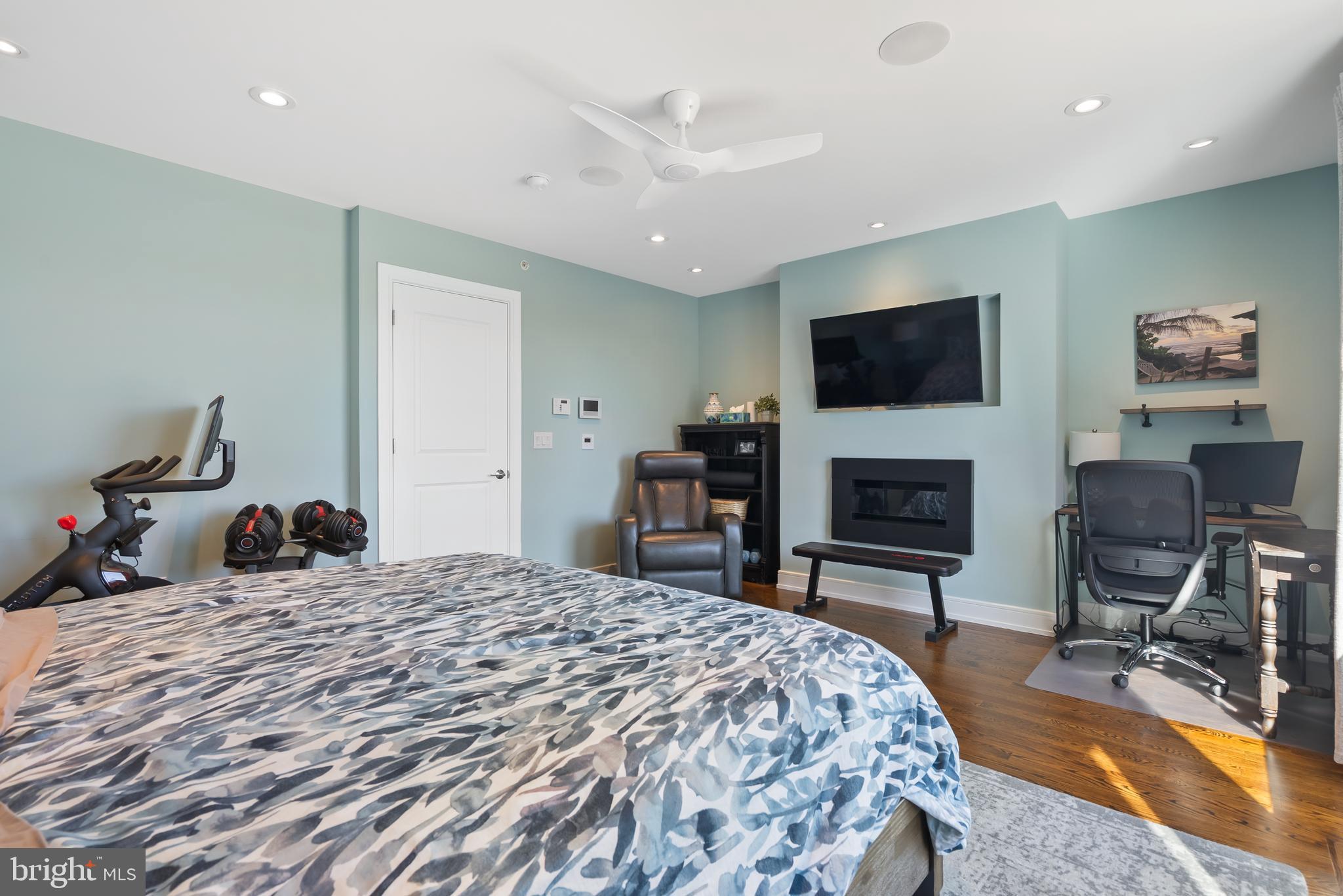 QUEEN VILLAGE - Residential