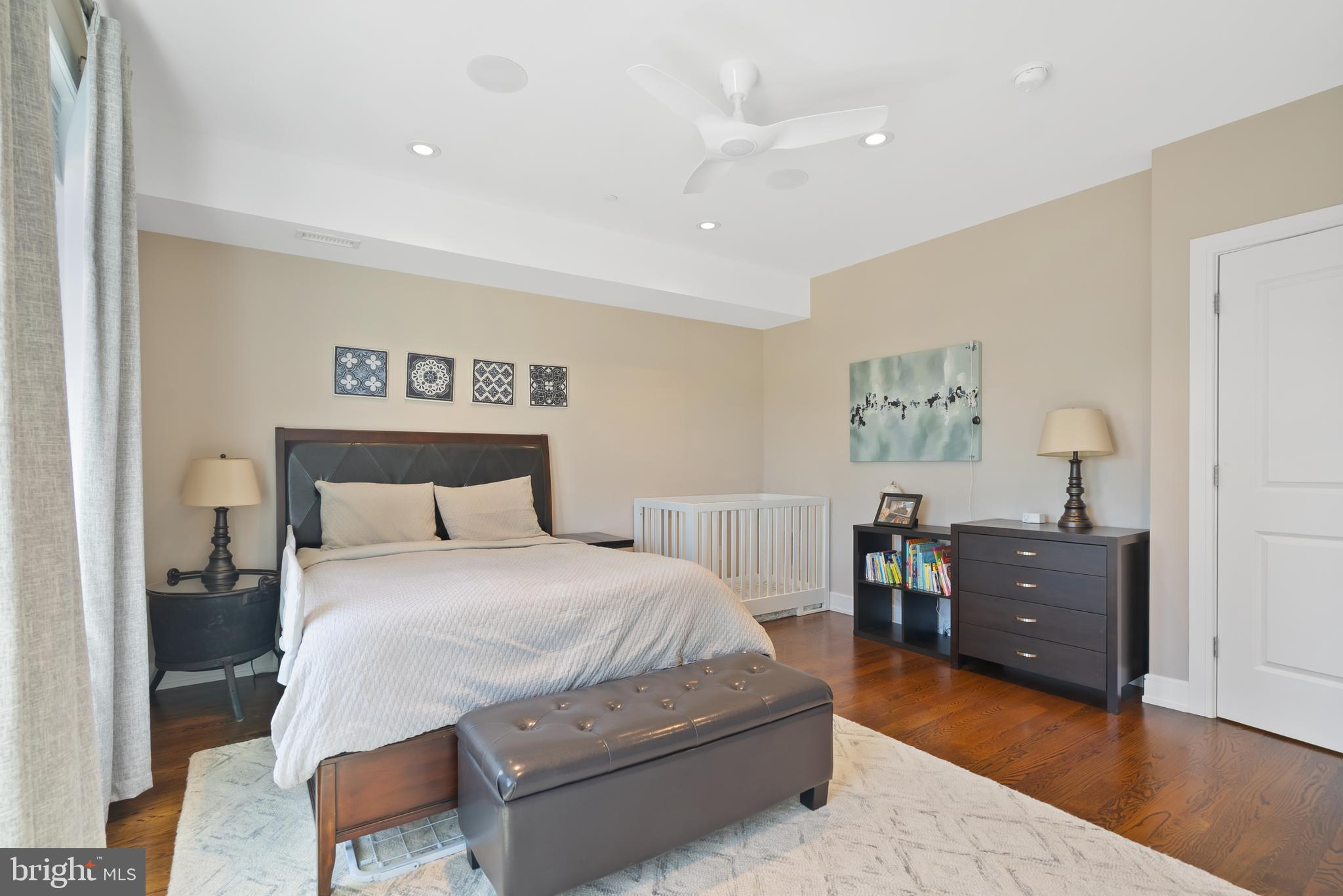 QUEEN VILLAGE - Residential