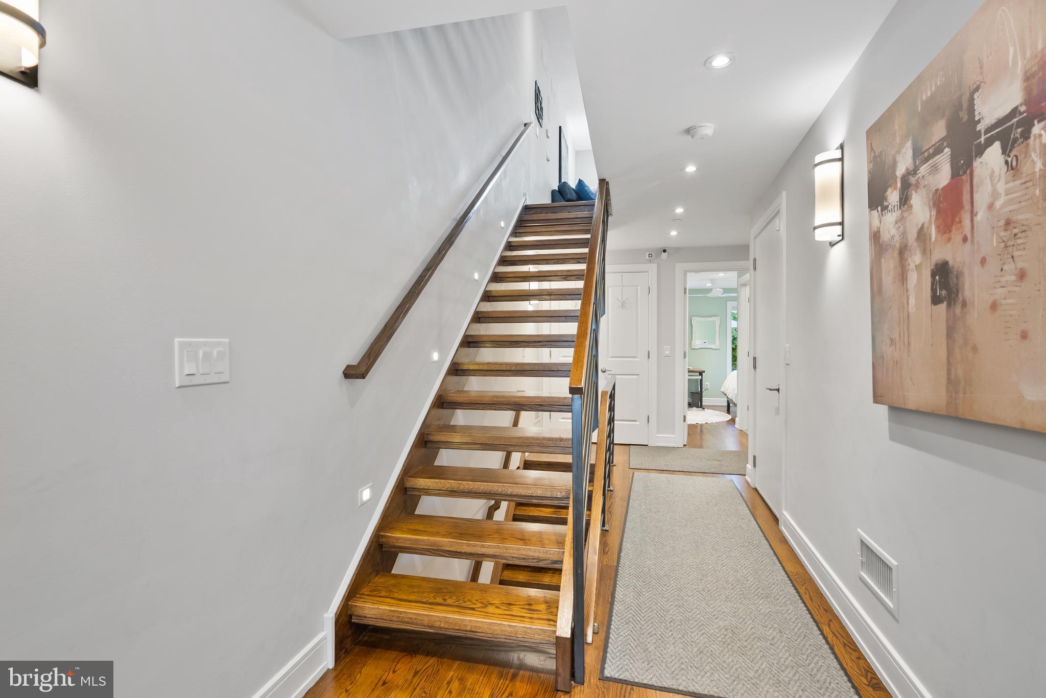 QUEEN VILLAGE - Residential