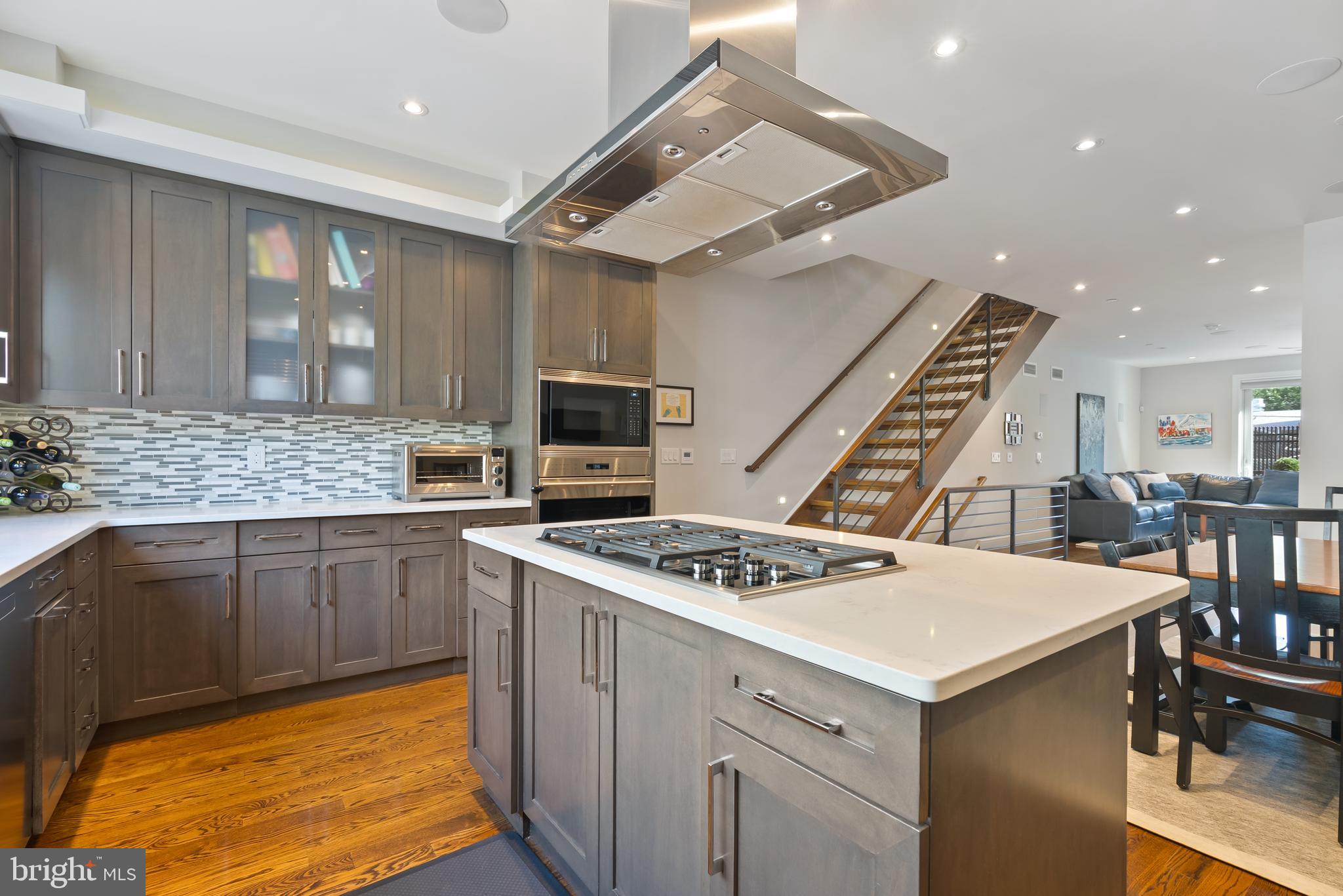 QUEEN VILLAGE - Residential