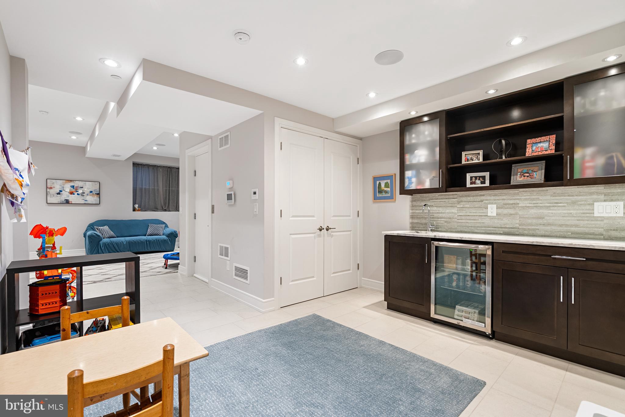 QUEEN VILLAGE - Residential
