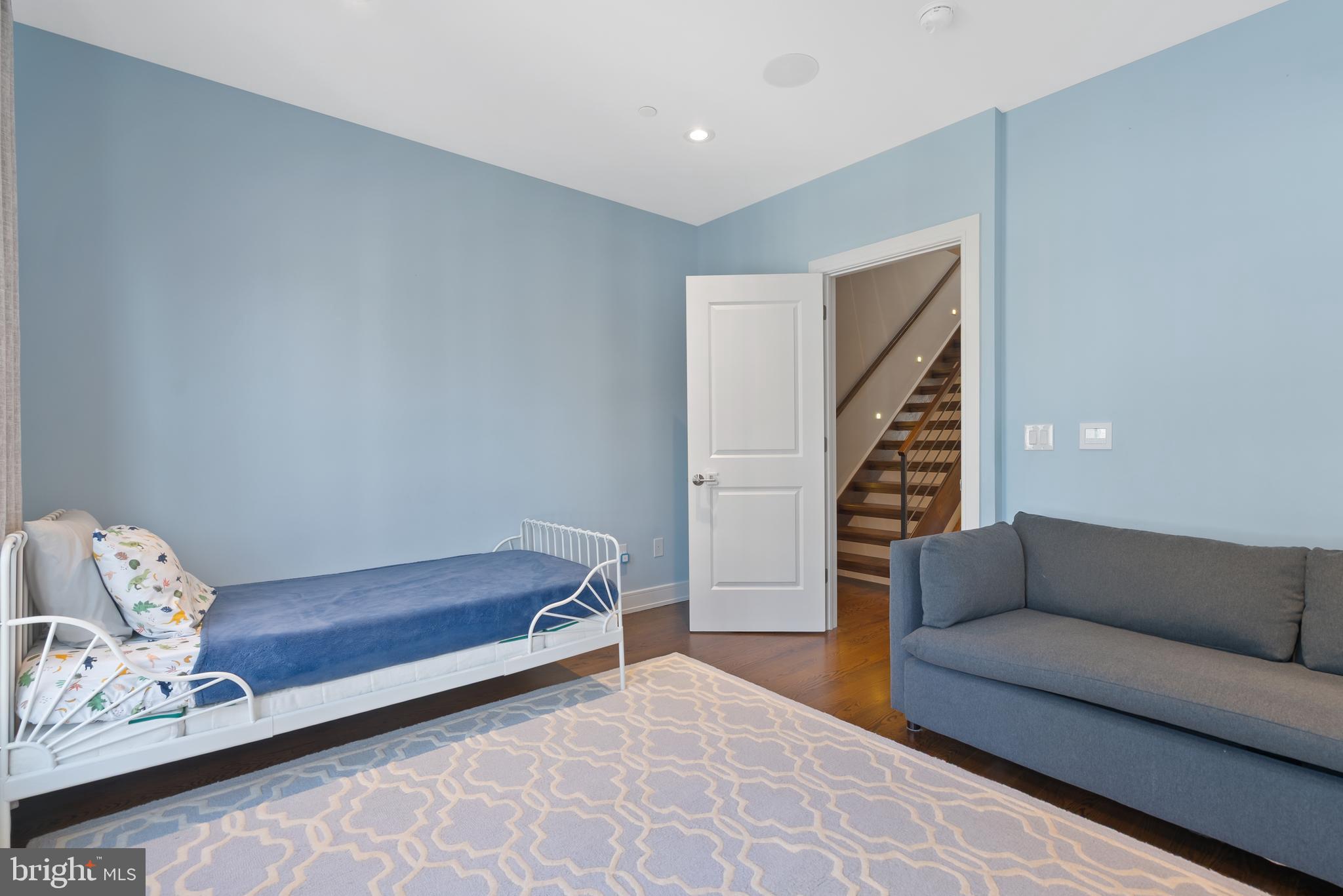 QUEEN VILLAGE - Residential