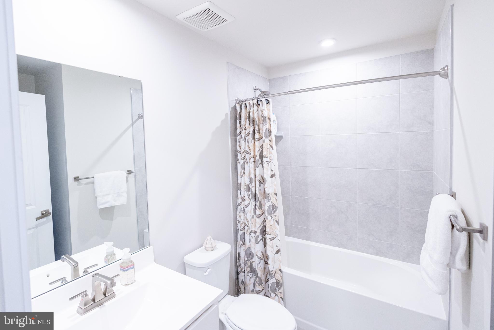 VILLAGE OF TOWNE SQUARE - Residential Lease