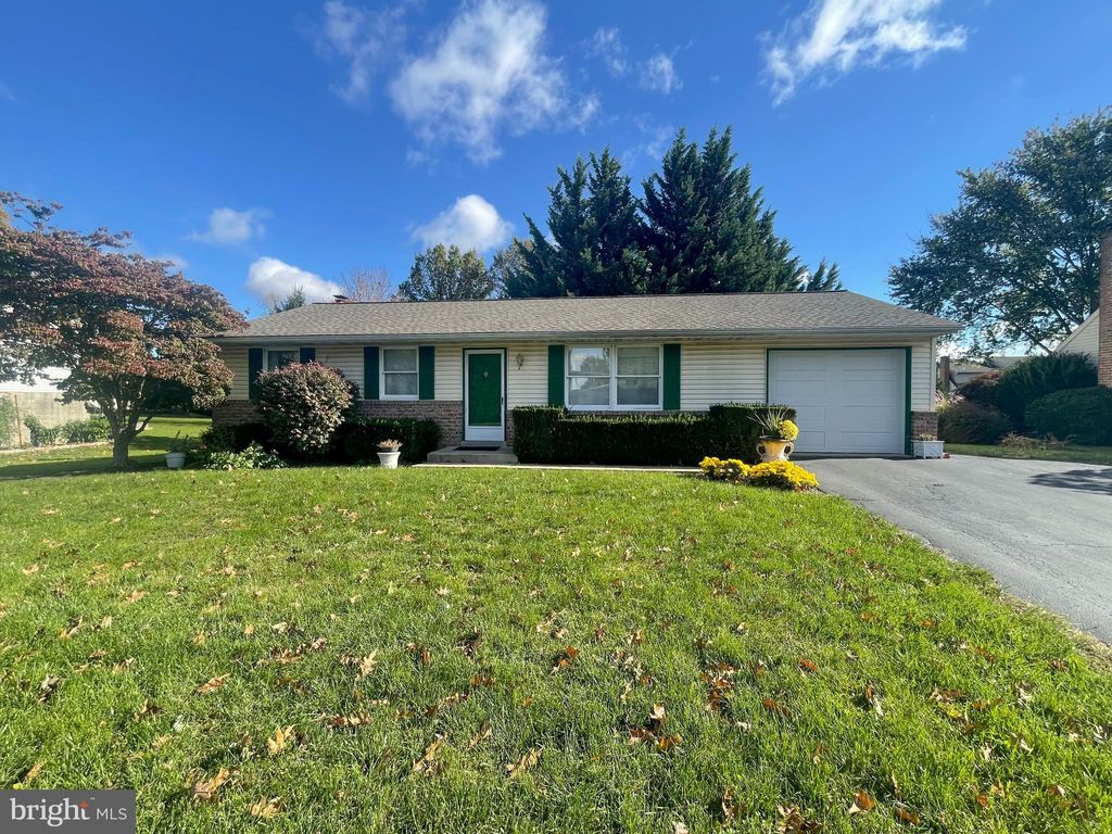 Photo of 821 Lakeview Drive, Lancaster, PA 17601 (MLS # PALA2059450)