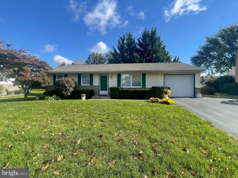 Photo of 821 Lakeview Drive, Lancaster, PA 17601 (MLS # PALA2059450)