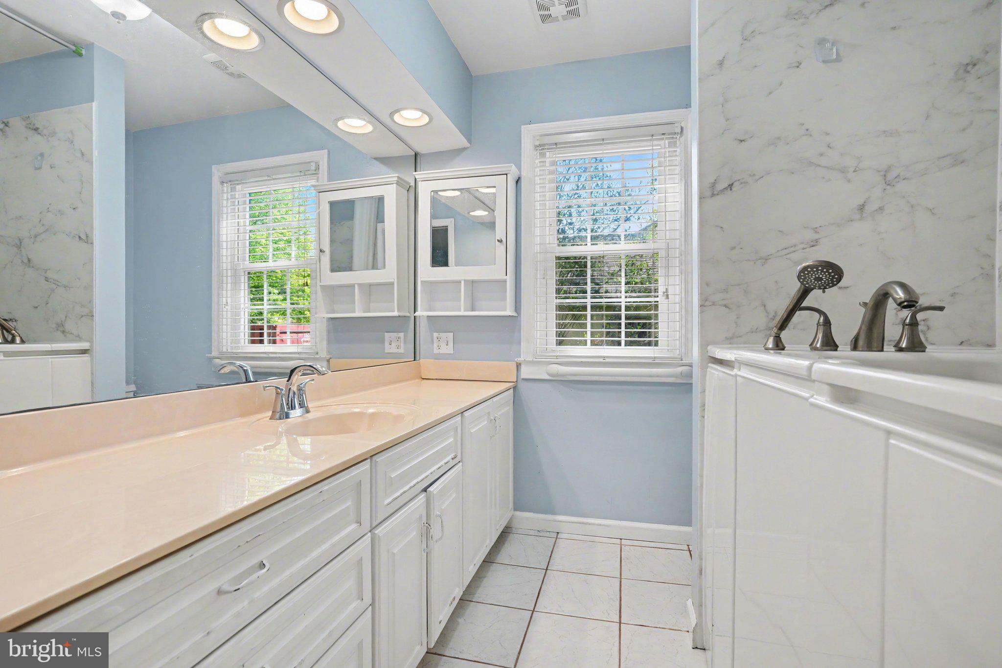 COUNTRY CLUB HILLS - Residential