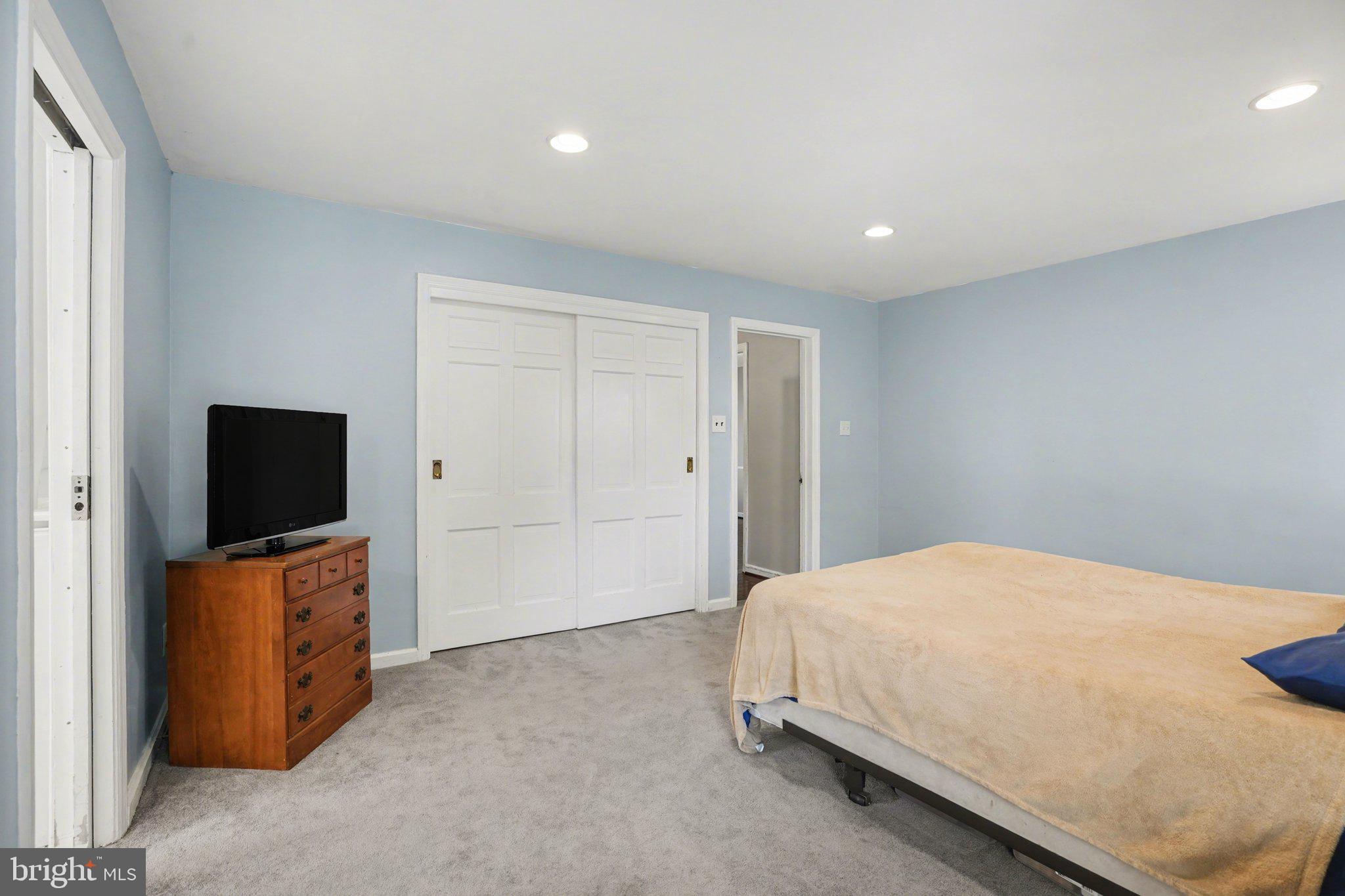 COUNTRY CLUB HILLS - Residential