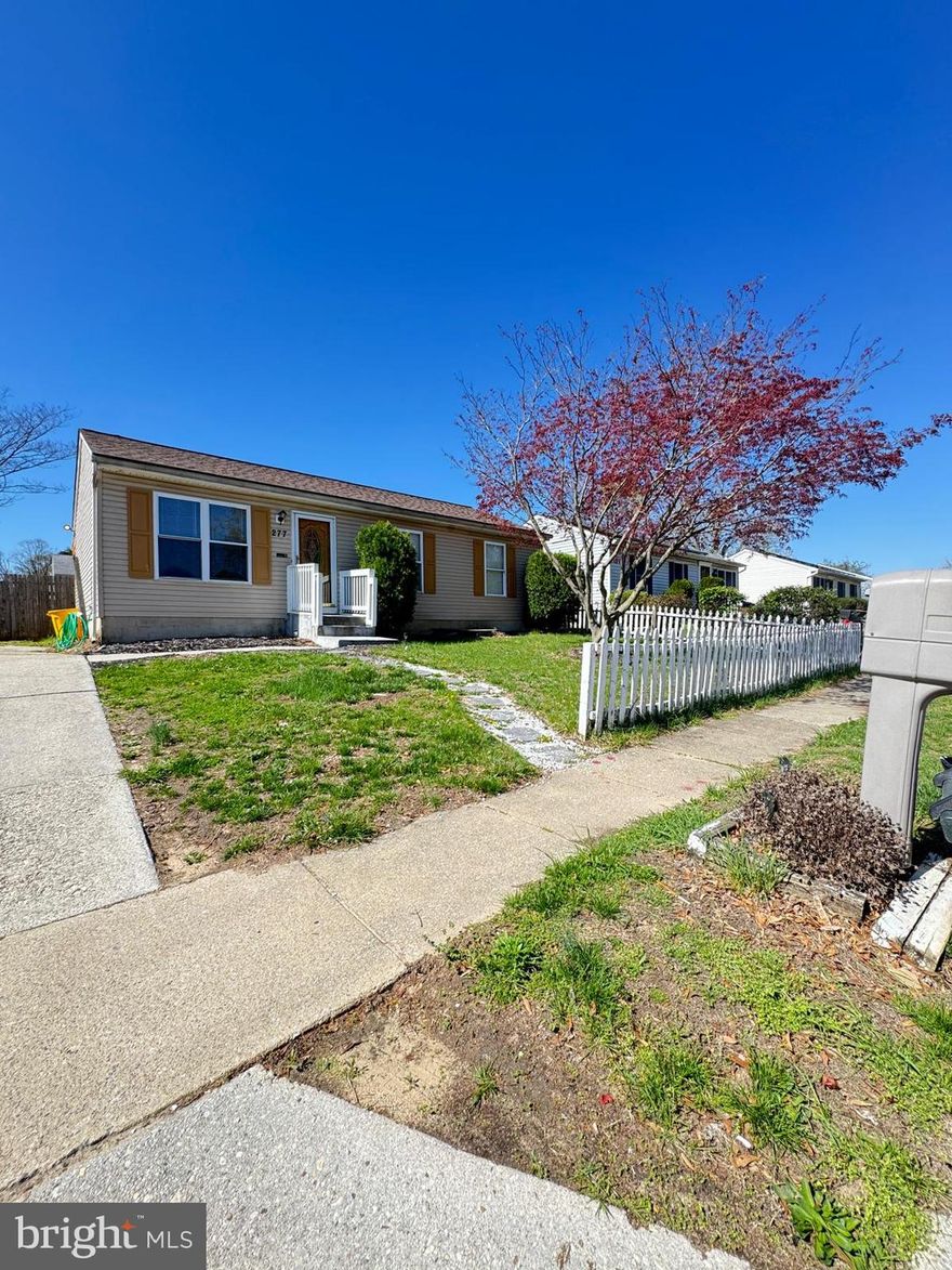 What a wonderful place to call home!
This home features wood flooring throughout.
There is a private suite on the lower level of the home with bedroom, full bath and additional kitchen w/dining area.
The main level has 3 bedrooms, kitchen and living room.
This home is in a wonderful location!
Close to major commuter routes, shopping and water front dining.
Within minutes to Annapolis or Baltimore.
Contact us today to view!