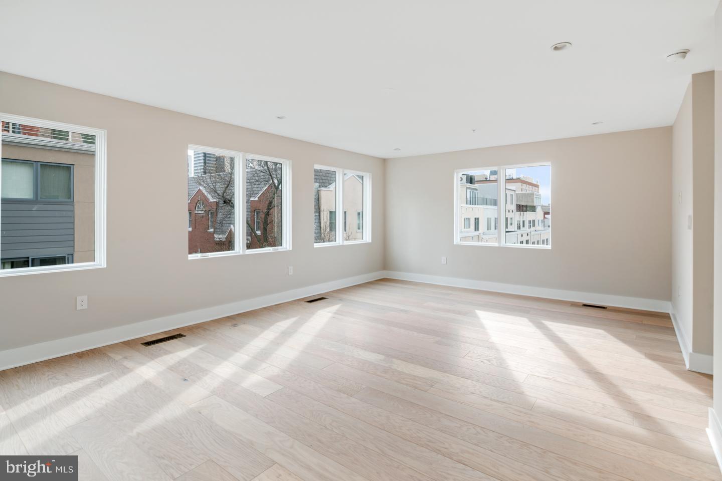 LOGAN SQUARE - Residential