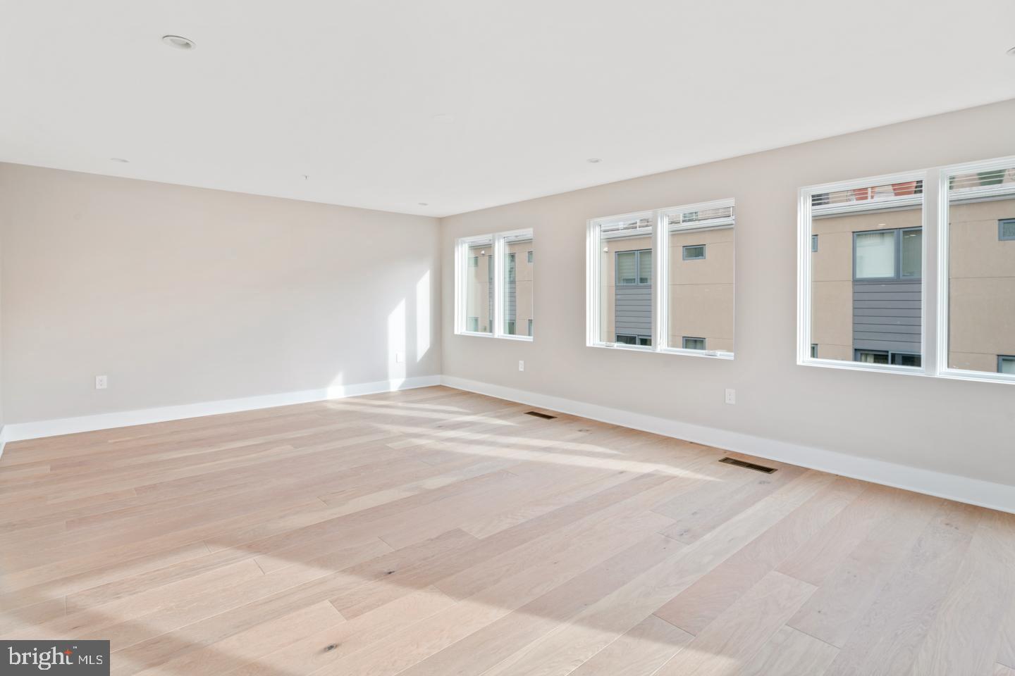 LOGAN SQUARE - Residential