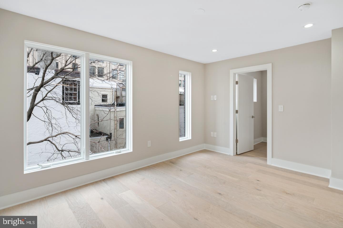 LOGAN SQUARE - Residential