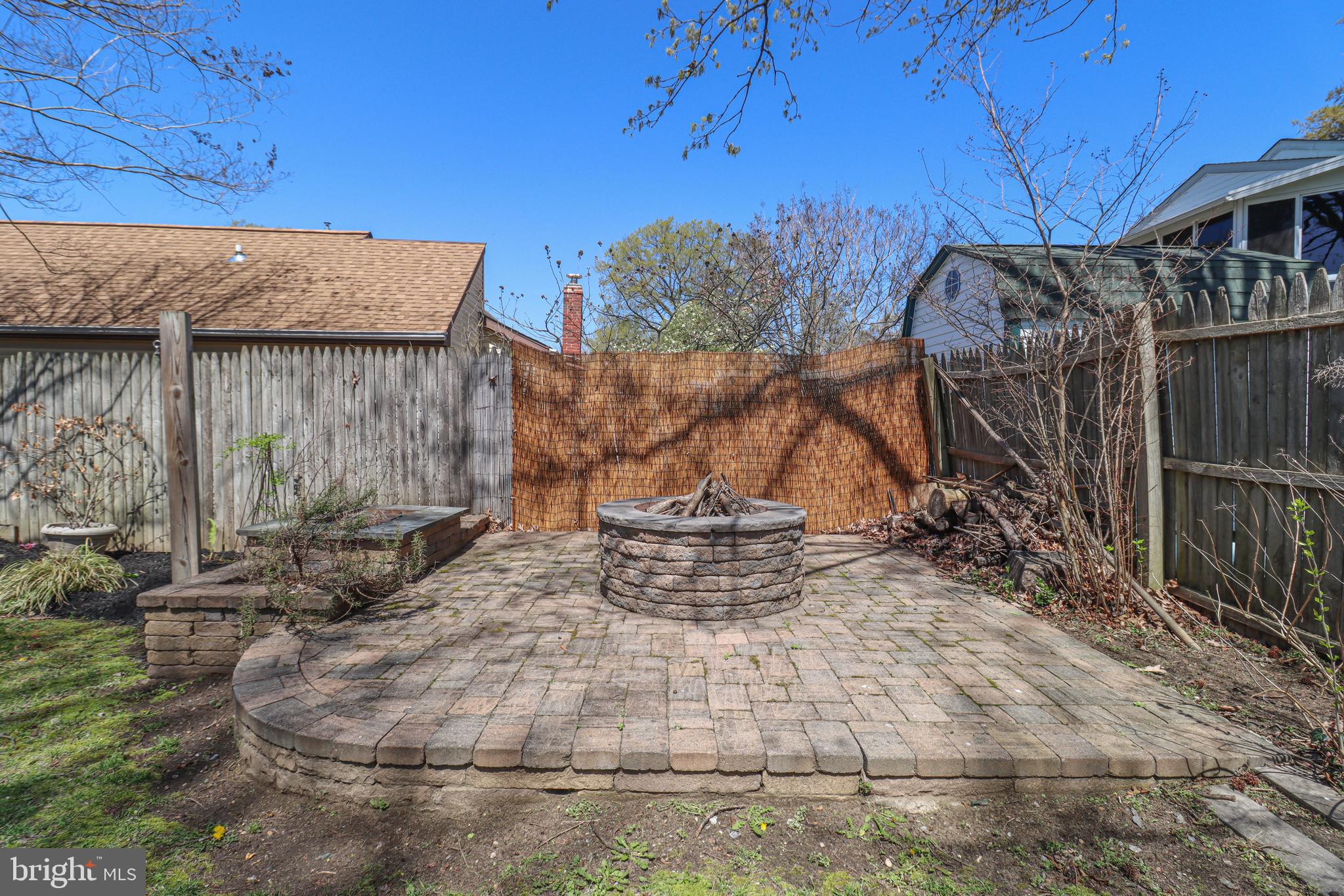 WOODLAND BEACH - Residential