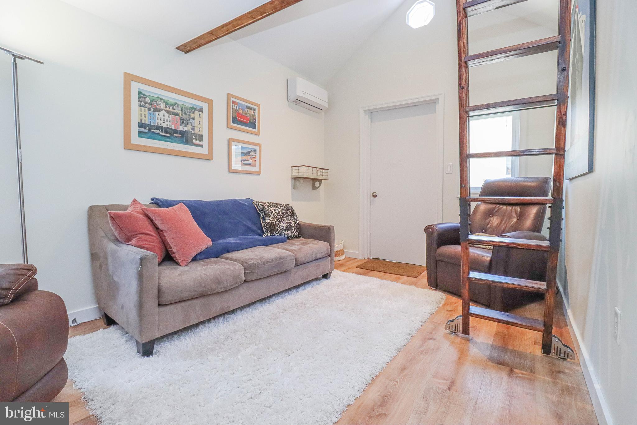 WOODLAND BEACH - Residential