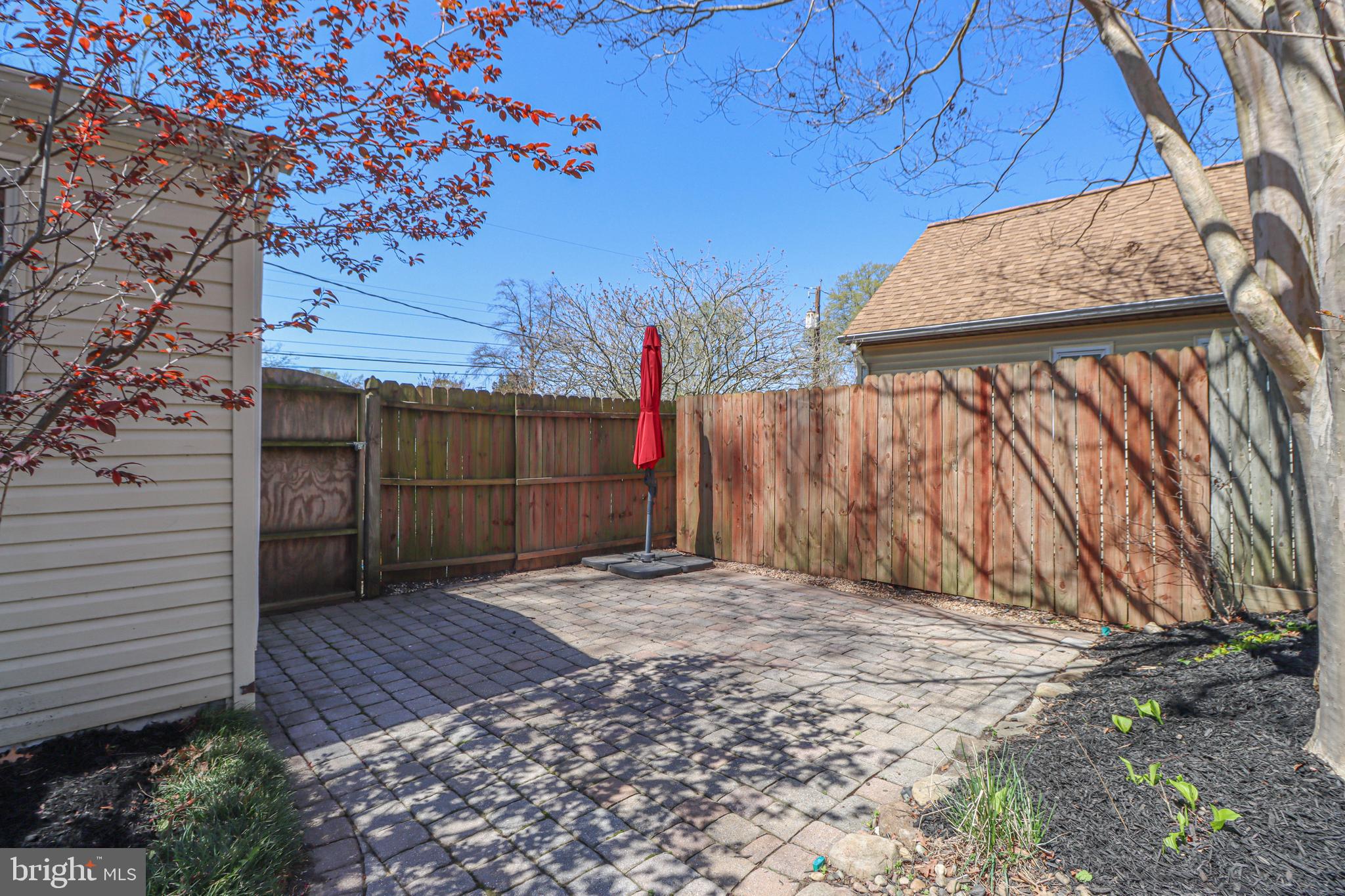 WOODLAND BEACH - Residential