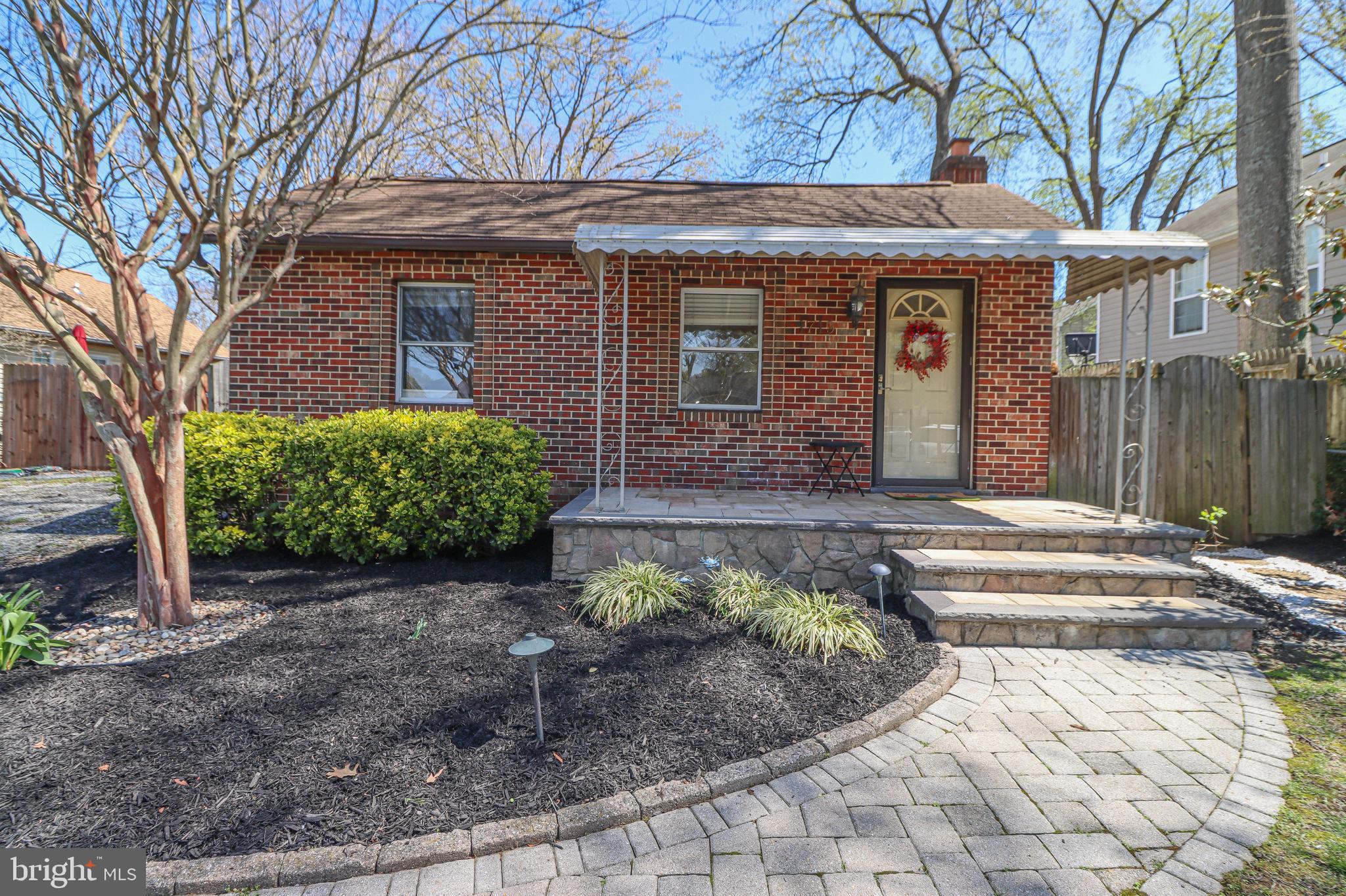 WOODLAND BEACH - Residential