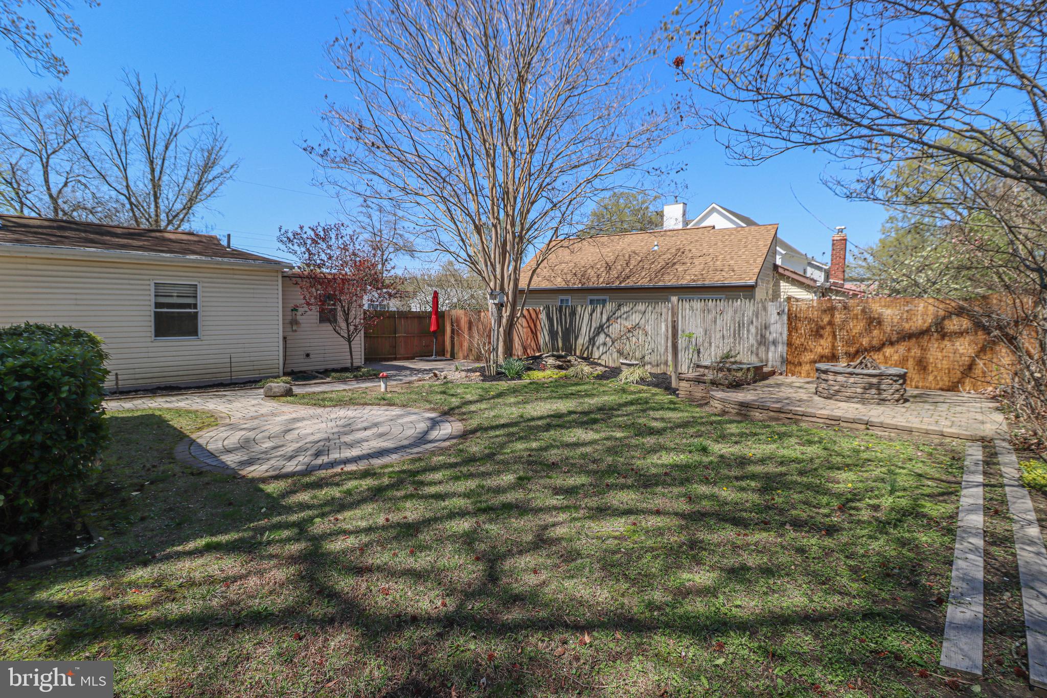 WOODLAND BEACH - Residential