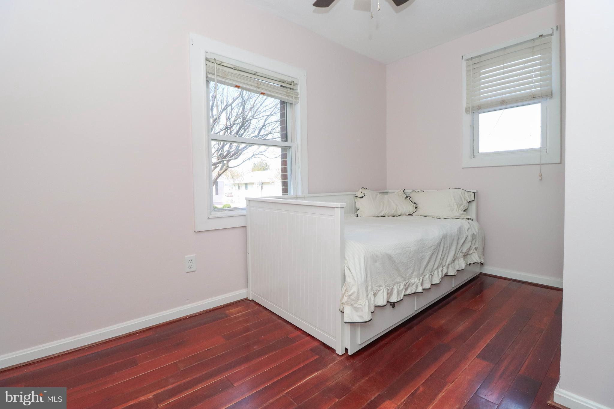 WOODLAND BEACH - Residential