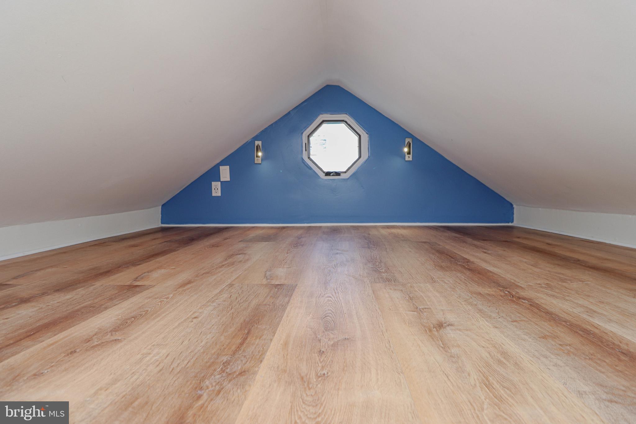 WOODLAND BEACH - Residential