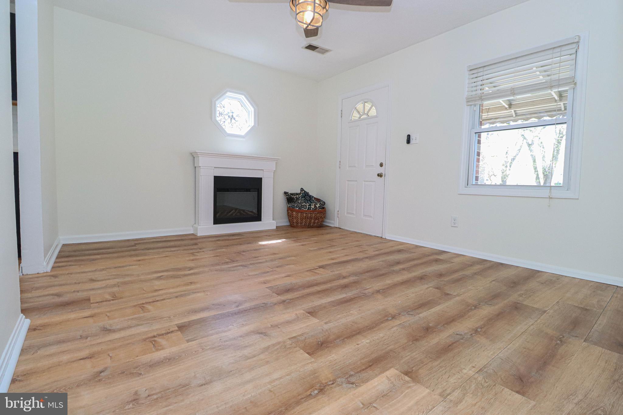 WOODLAND BEACH - Residential