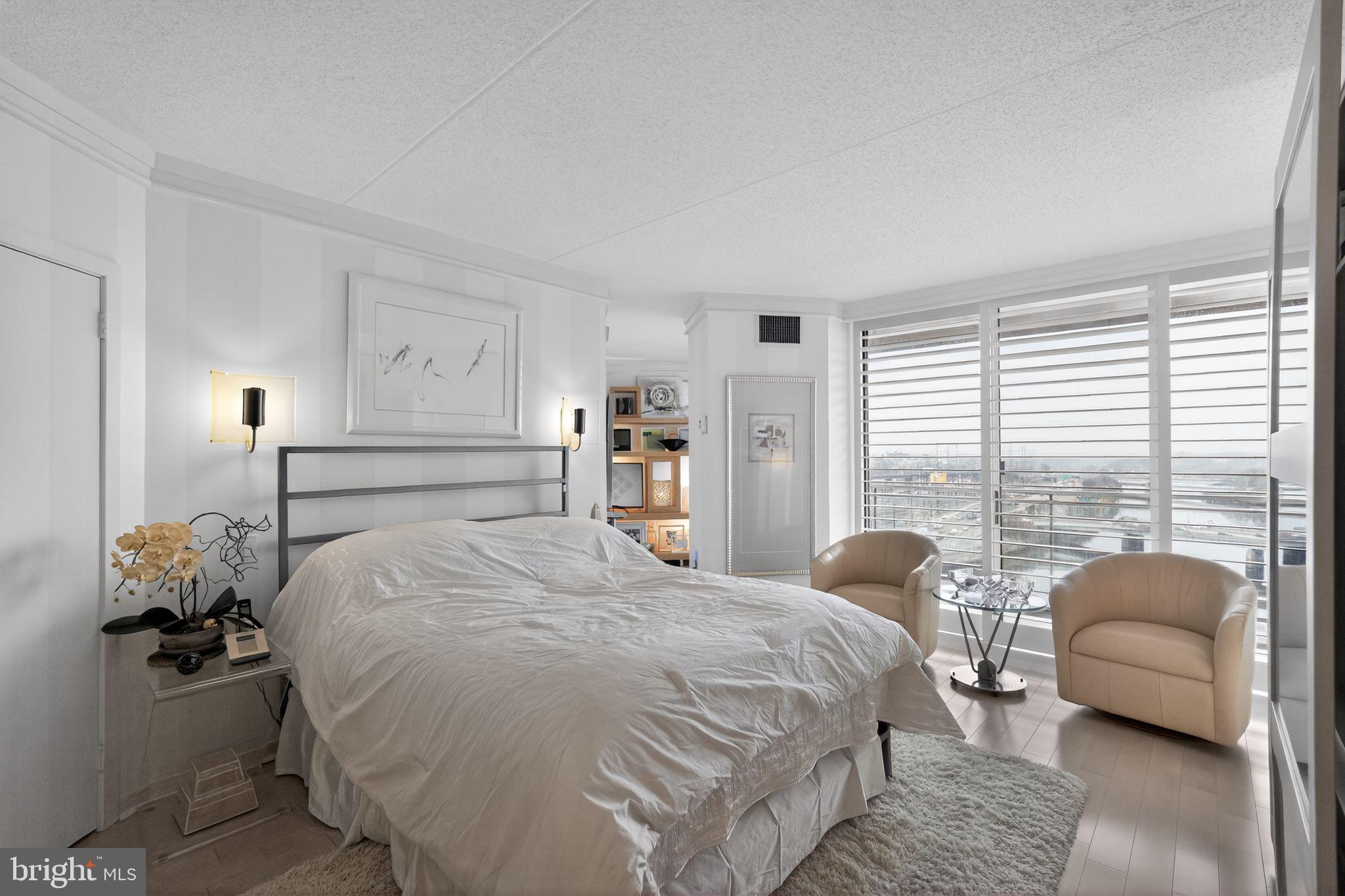 LOGAN SQUARE - Residential