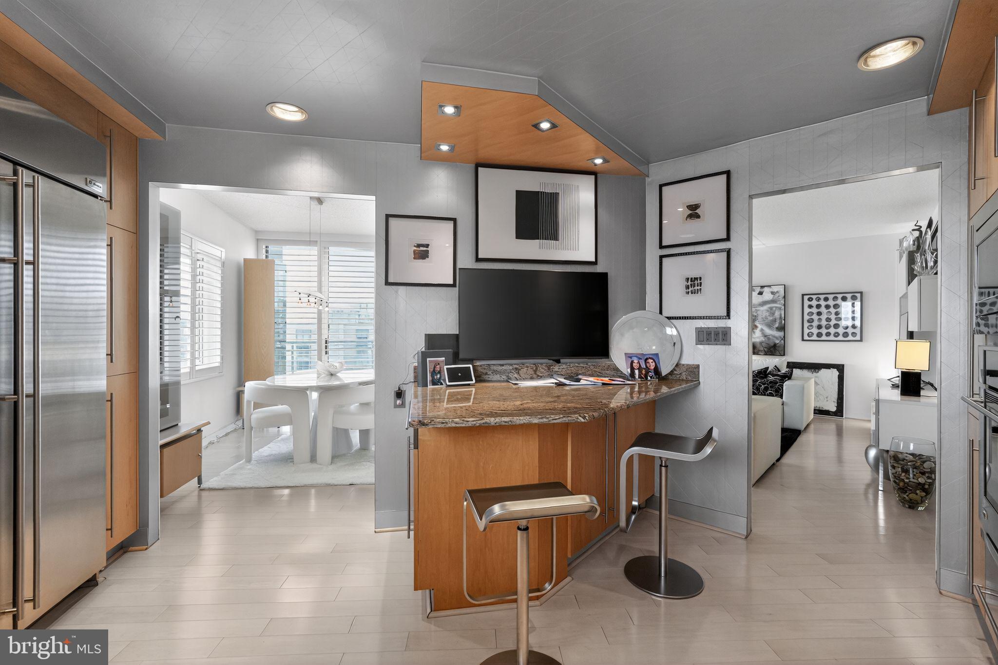 LOGAN SQUARE - Residential