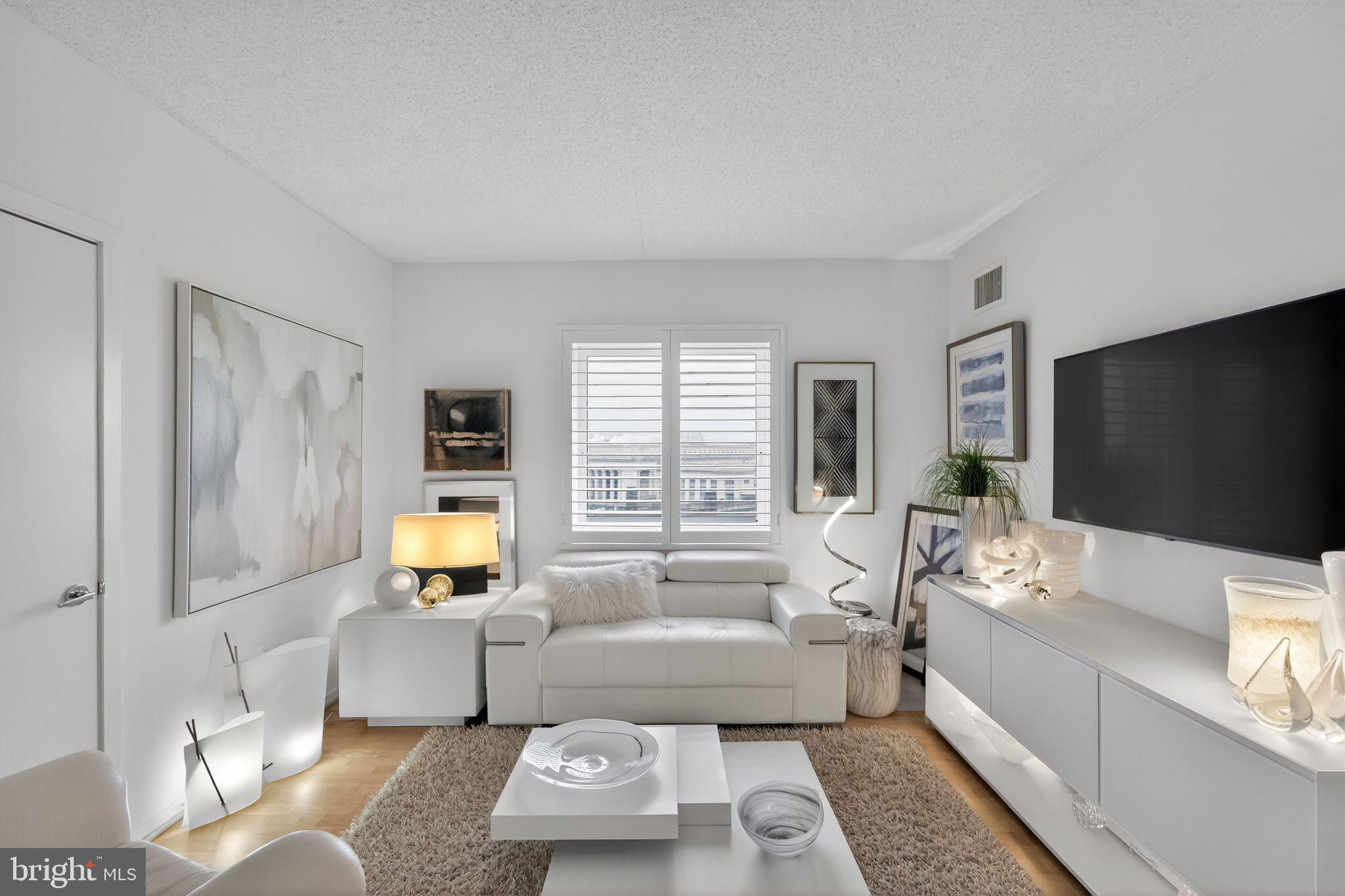 LOGAN SQUARE - Residential