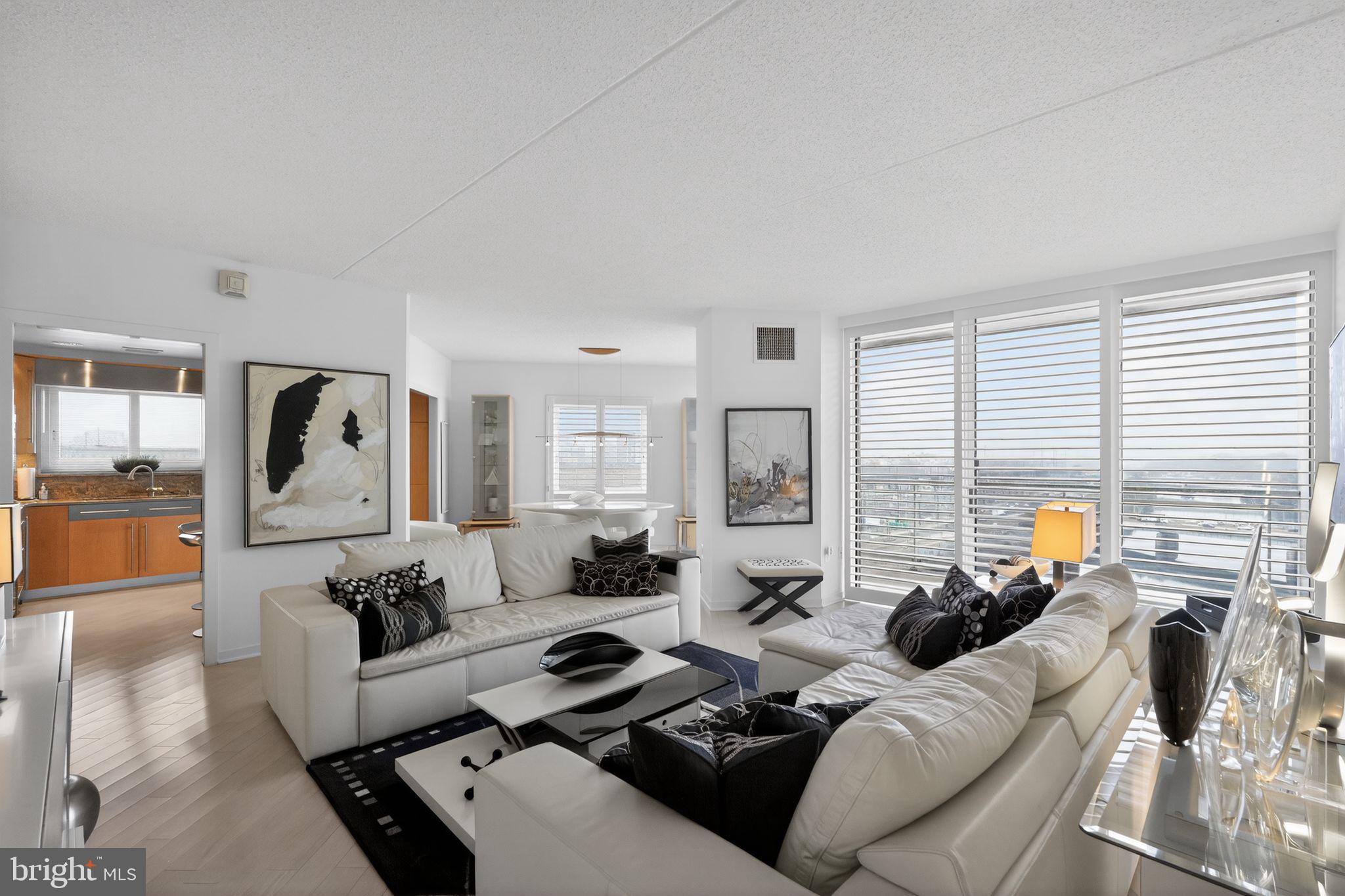 LOGAN SQUARE - Residential