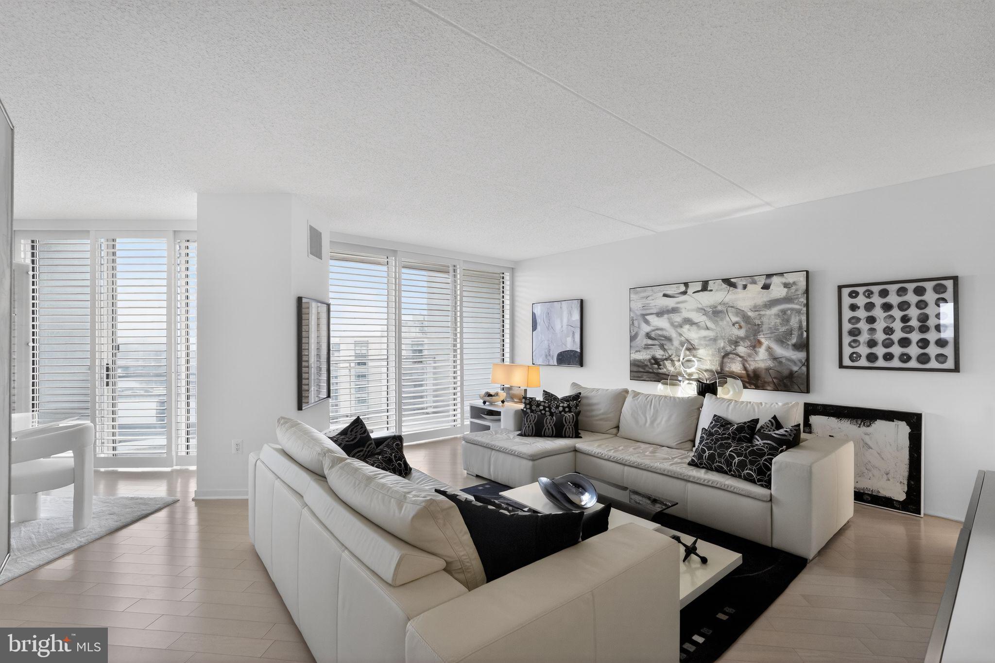 LOGAN SQUARE - Residential