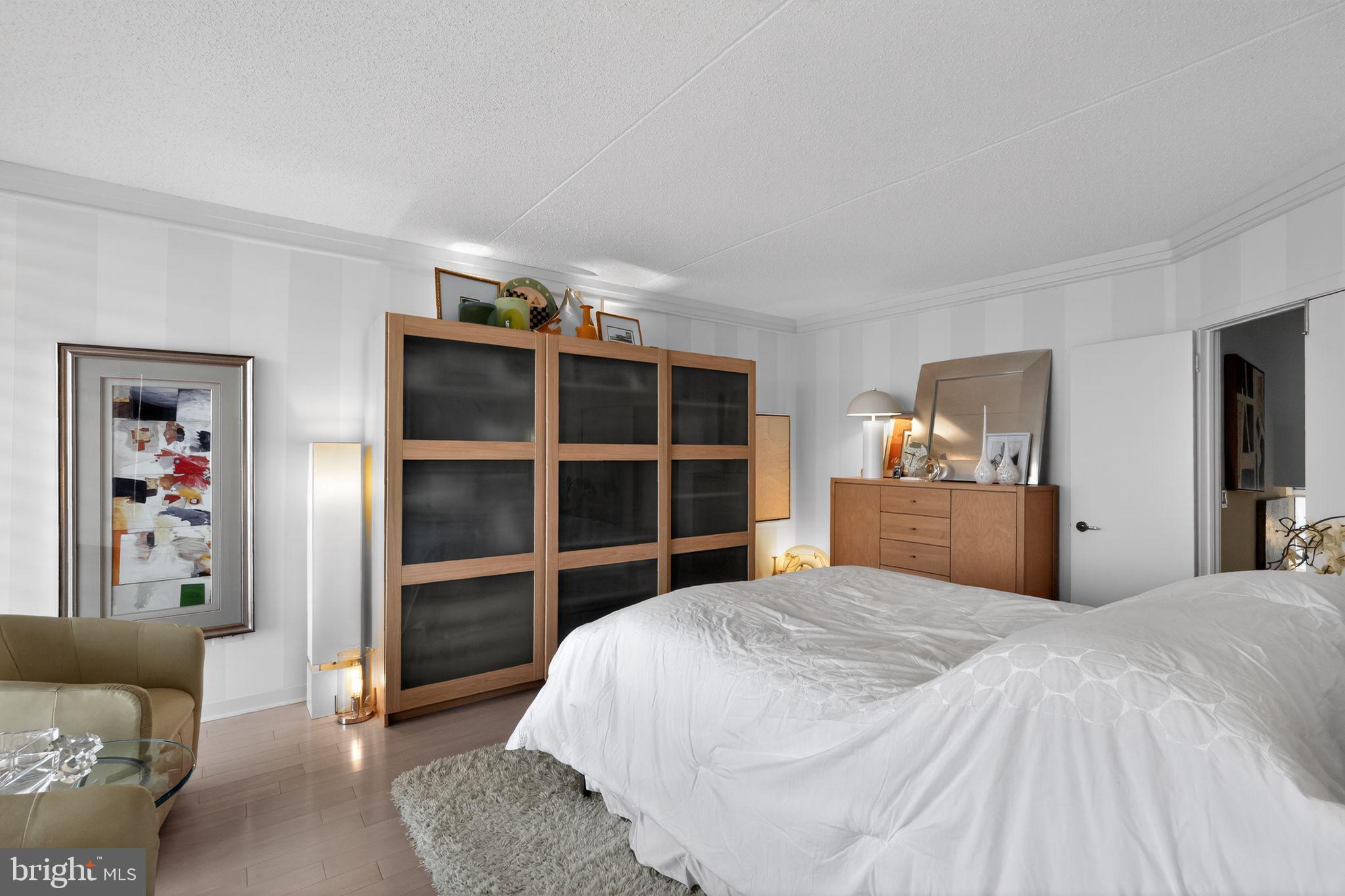 LOGAN SQUARE - Residential