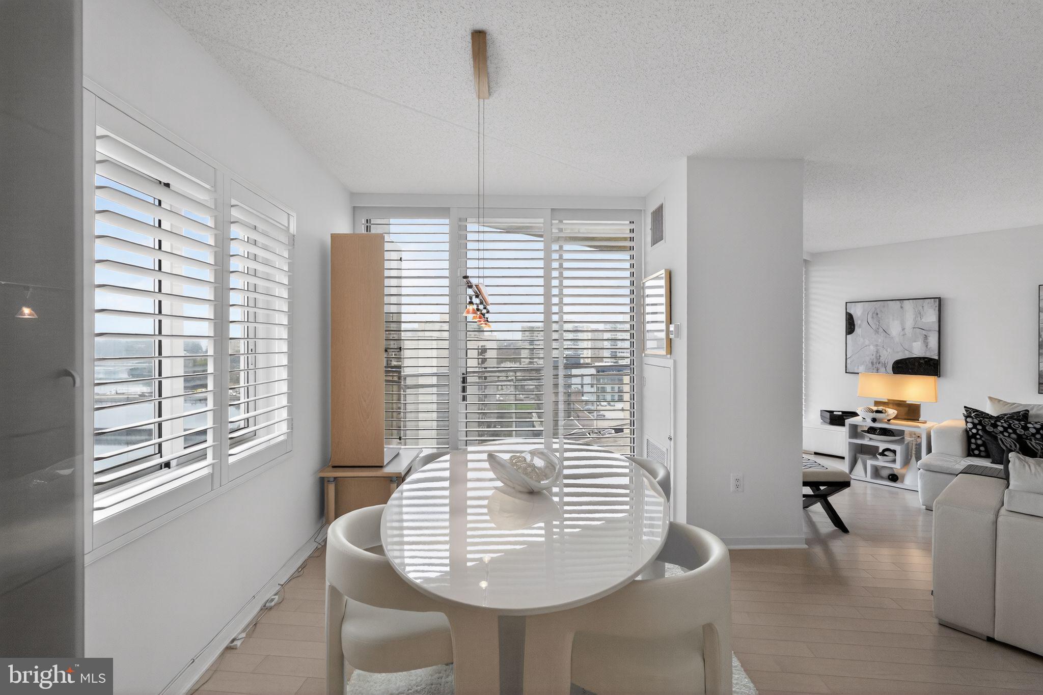 LOGAN SQUARE - Residential