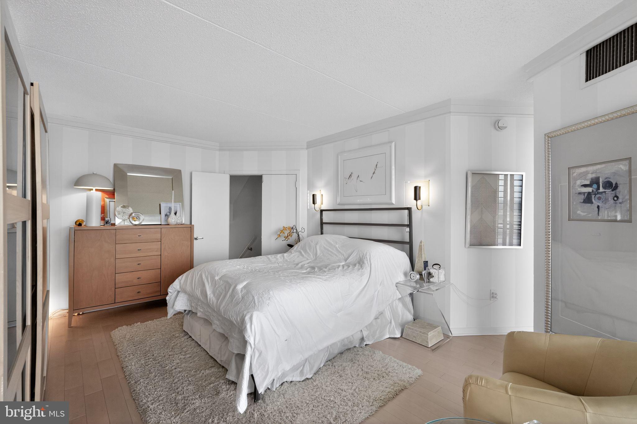 LOGAN SQUARE - Residential