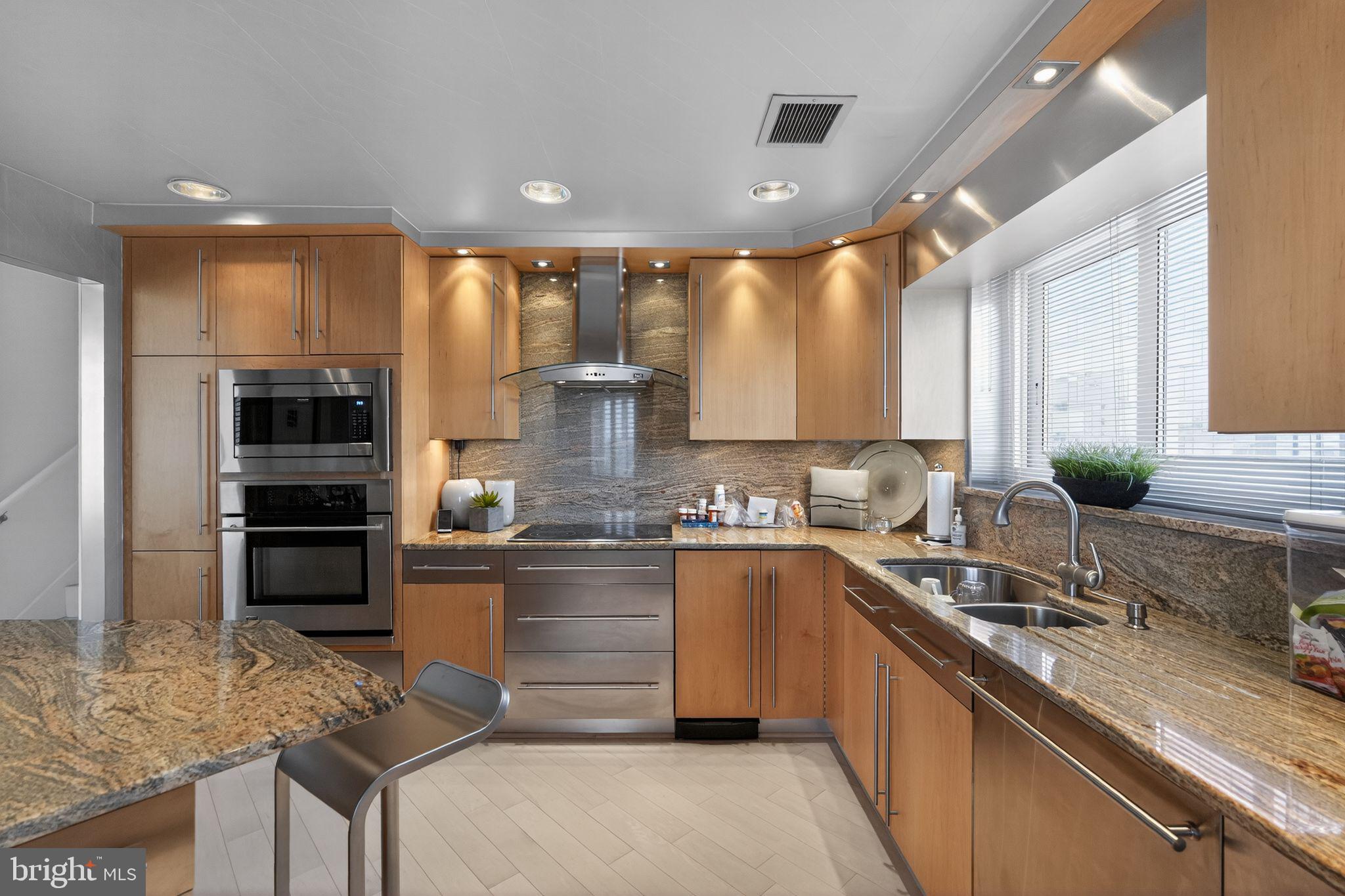 LOGAN SQUARE - Residential