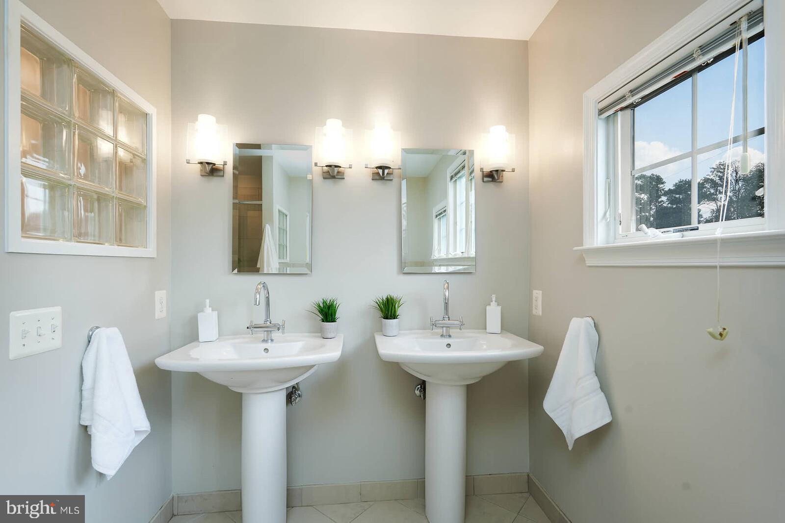 VIENNA WOODS - Residential