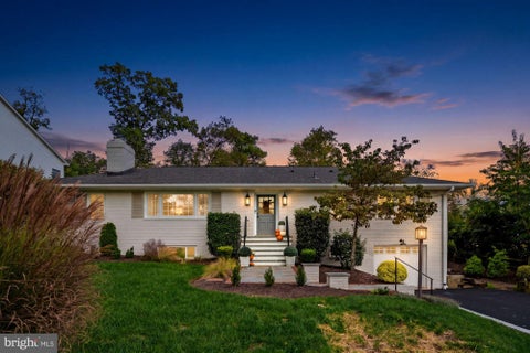 Photo of 403 John Marshall Drive NE, VIENNA, VA 22180 (MLS # VAFX2346580)