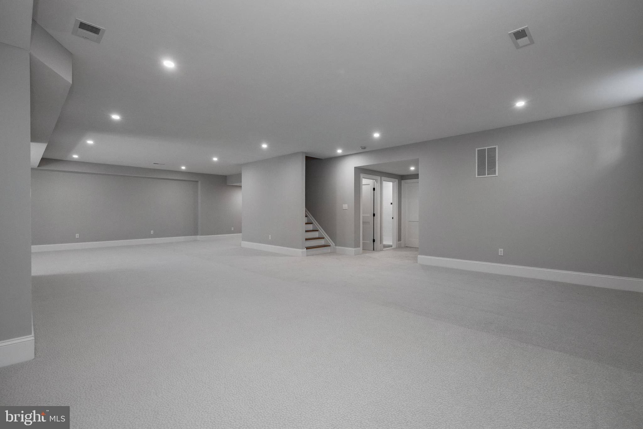 COLONIAL VILLAGE - Residential