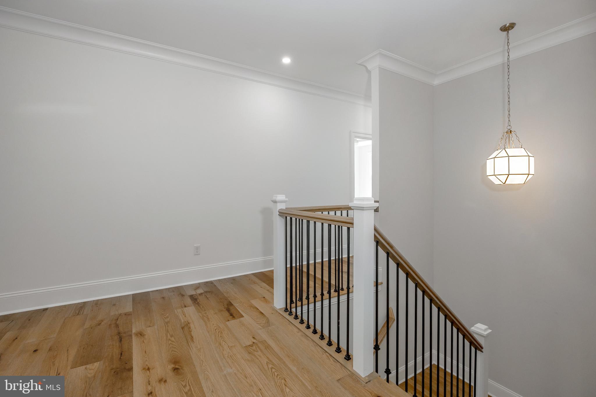 COLONIAL VILLAGE - Residential