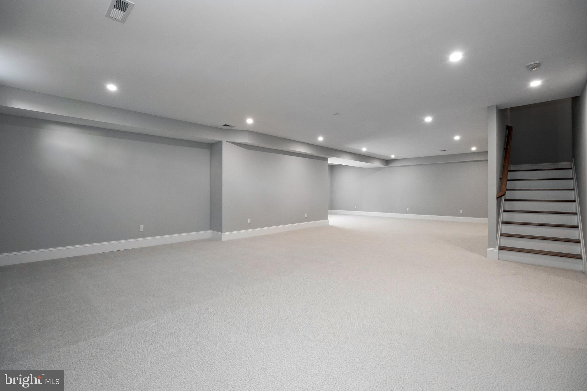 COLONIAL VILLAGE - Residential