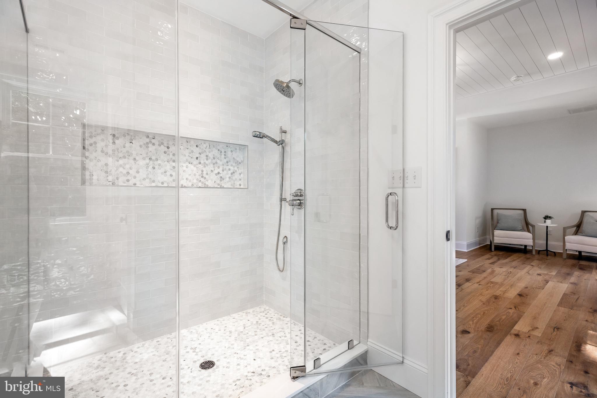 COLONIAL VILLAGE - Residential