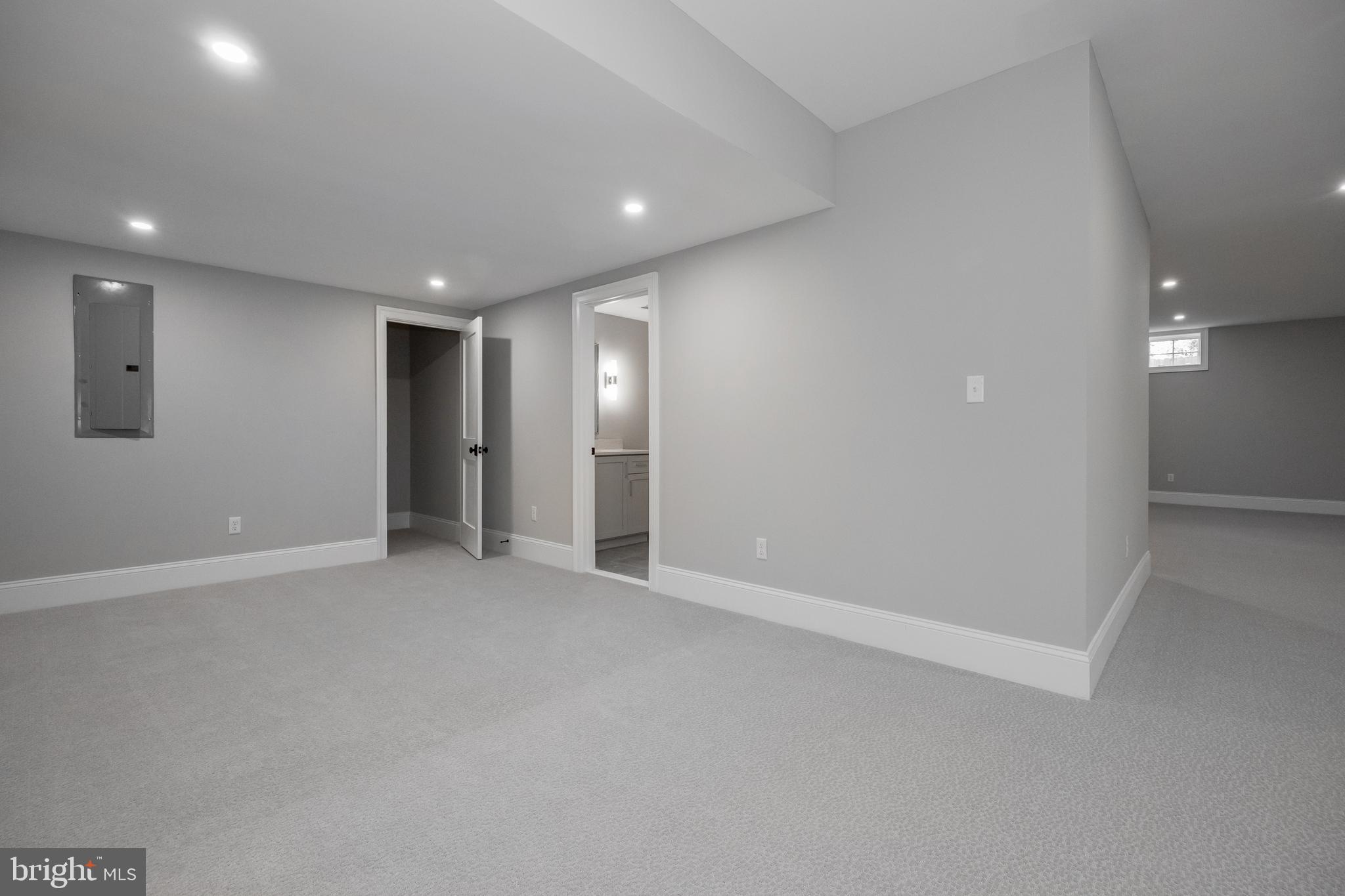 COLONIAL VILLAGE - Residential