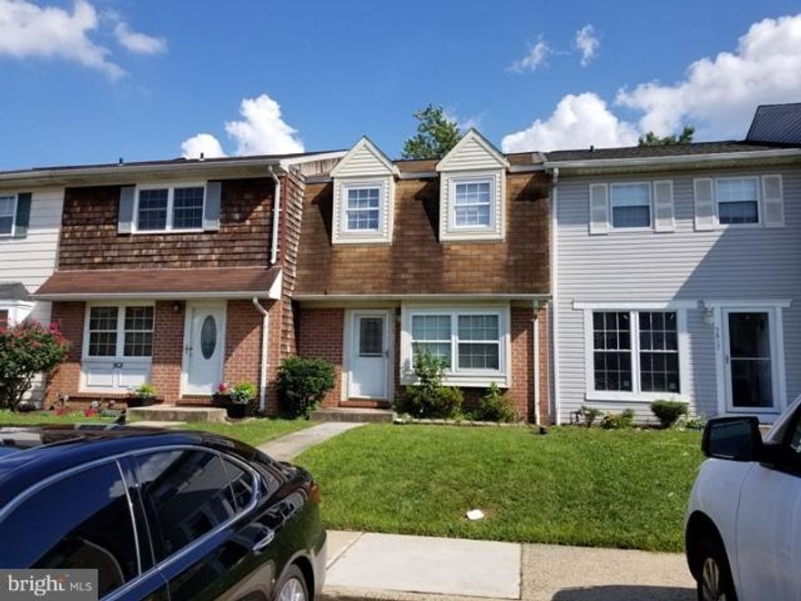 COME SEE THIS UPDATED TOWNHOUSE READY FOR MOVE IN OR RENTAL.  INTERIOR UNIT IN KINGS COURT WITH 3 BEDS 1 FULL BATH.  ALL NEW CARPET, PAINT, AND BATH. THIS ONE ALSO HAS UPDATED KITCHEN APPLIANCES.