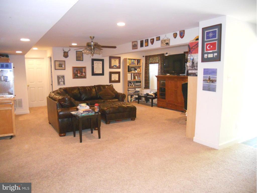 CABIN VILLAGE - Residential Lease