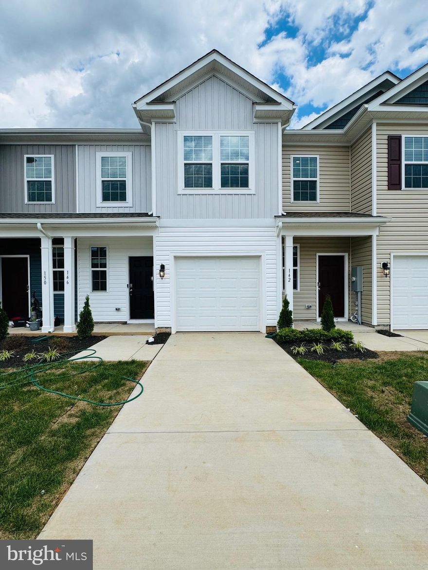 Brand New built townhome in a new community. 3 bedrooms, 2 1/2 bathrooms, 1600 plus square feet. Townhomes is located just off Hwy 211 with easy access, and very near gas stations, shopping, and restaurants. Laurel Ridge Community College is adjacent to this neighborhood for a very short walk. Laundry washer and dryer are provided for tenant use.