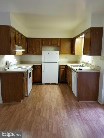 LAKE LAND - Residential Lease