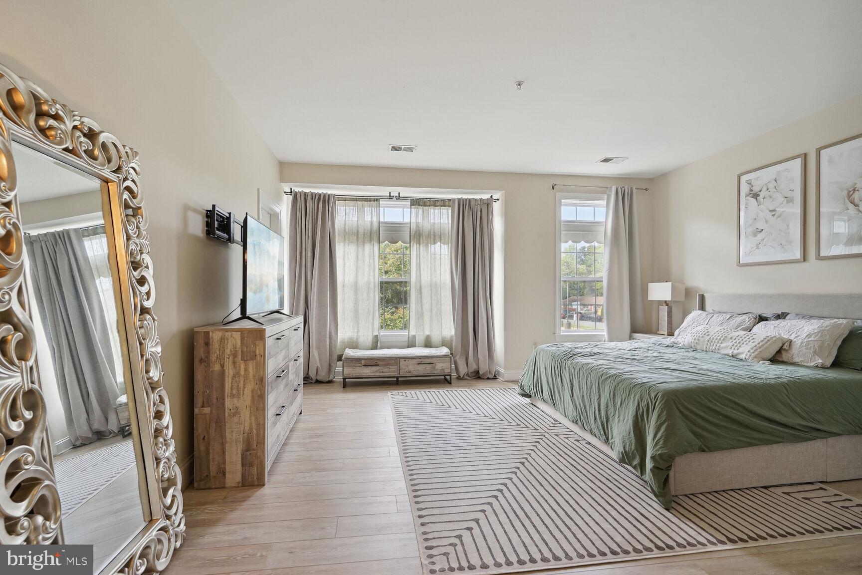 HAMPTON SQUARE CONDOMINIUMS - Residential