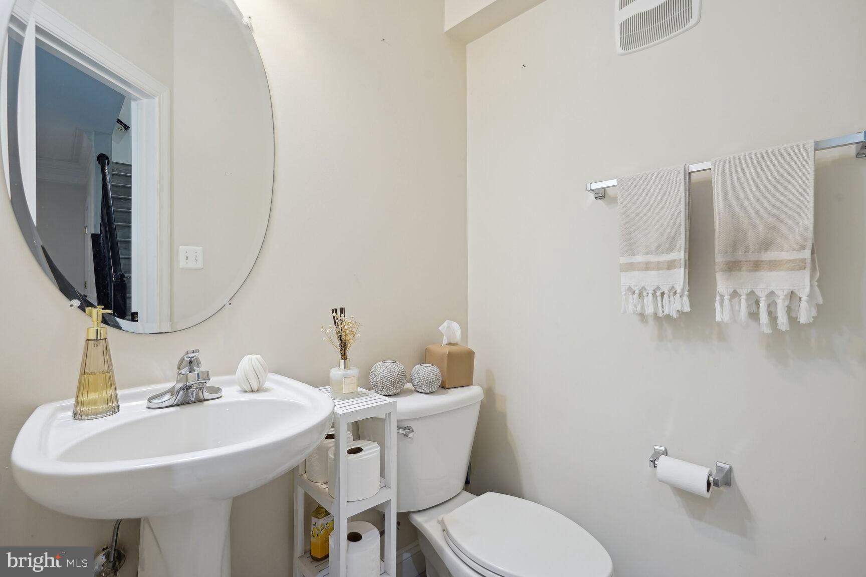 HAMPTON SQUARE CONDOMINIUMS - Residential