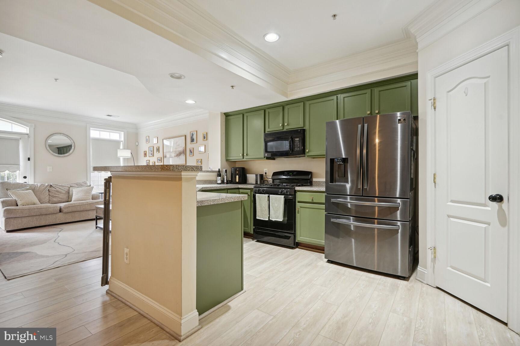 HAMPTON SQUARE CONDOMINIUMS - Residential