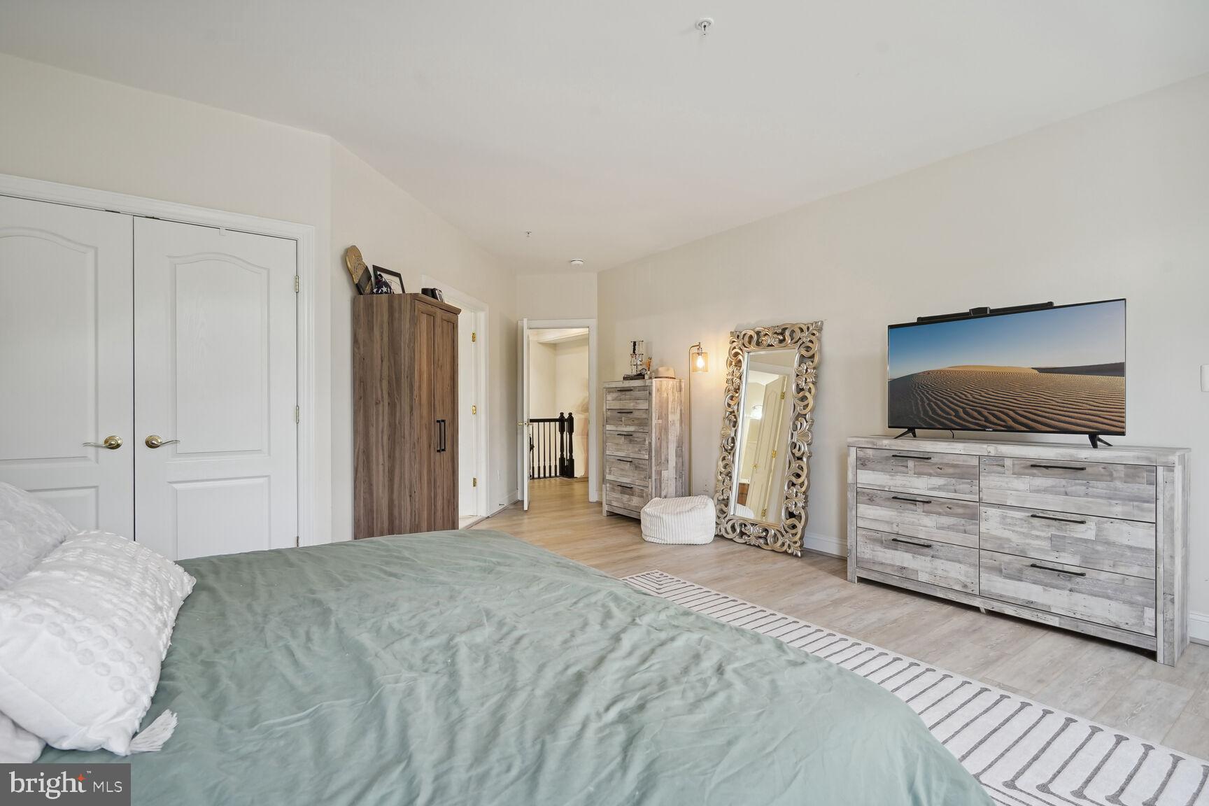 HAMPTON SQUARE CONDOMINIUMS - Residential