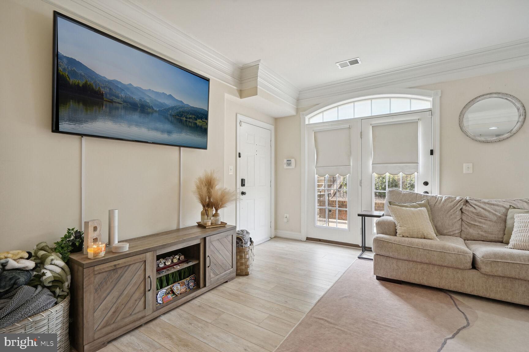 HAMPTON SQUARE CONDOMINIUMS - Residential